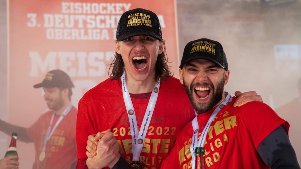 Tatu Vihavainen (l.) und Lukas Valasek (r.) tragen auch in der Saison 2022/23 das Trikot der Saale Bulls.