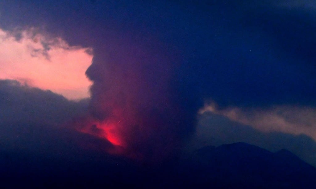 Der aktive Vulkan Sakurajima von der Stadt Tarumizu aus gesehen.