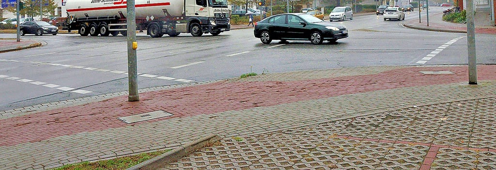 Nicht zum Besten bestellt um den Zustand der Wege ist es auch im Kreuzungsbereich Hohenerxlebener Straße/Salzrinne in Staßfurt. Hier sind speziell die roten Betonsteine betroffen.