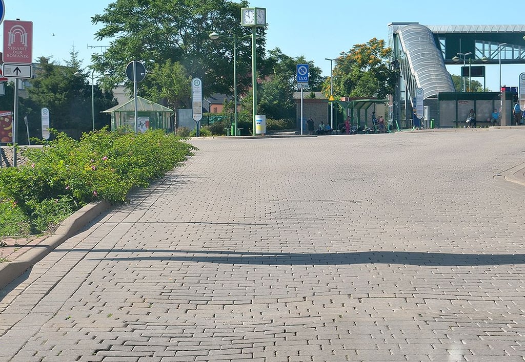 Die Stadt Staßfurt hat das desolate Pflaster auf dem Bahnhofsvorplatz schon im Blick und will ihn komplett im Zuge von Investitionen der Nasa am Bahnsteig 1 mit Hilfe von Fördermitteln sanieren.