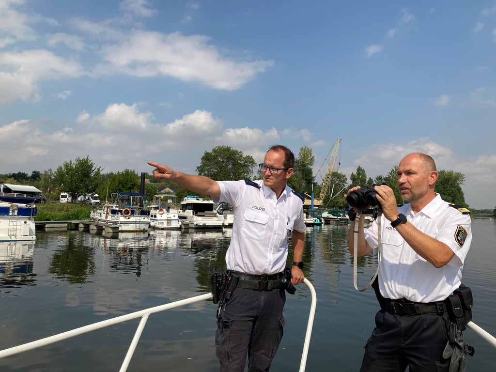 Halten Ausschau: Polizeiobermeister Sebastian Montag (links) und Polizeihauptmeister Ralph Rösiger auf Streife an der Marina Brachwitz