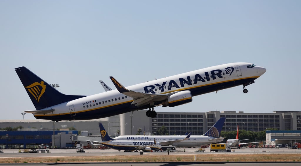 Eine Ryanair-Maschine hebt auf dem Flughafen Palma ab.