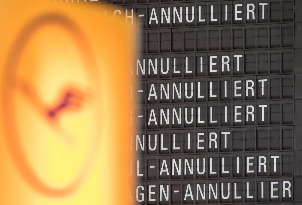 Zum Themendienst-Bericht vom 25. Juli 2022: Fallen Flüge durch einen Streik aus oder verspätet sich dadurch die Abreise, haben Urlauber Recht auf Ausgleich.