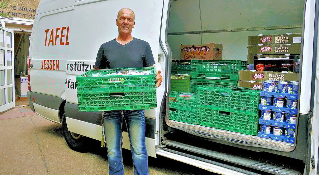 Detlef Richter vom Tafeldienst belädt den Transporter für die wöchentliche Fahrt nach Prettin.