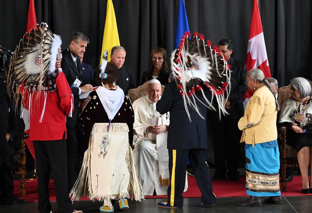 Papst Franziskus wird von Vertretern der Kanadischen Ureinwohner in Edmonton begrüßt.