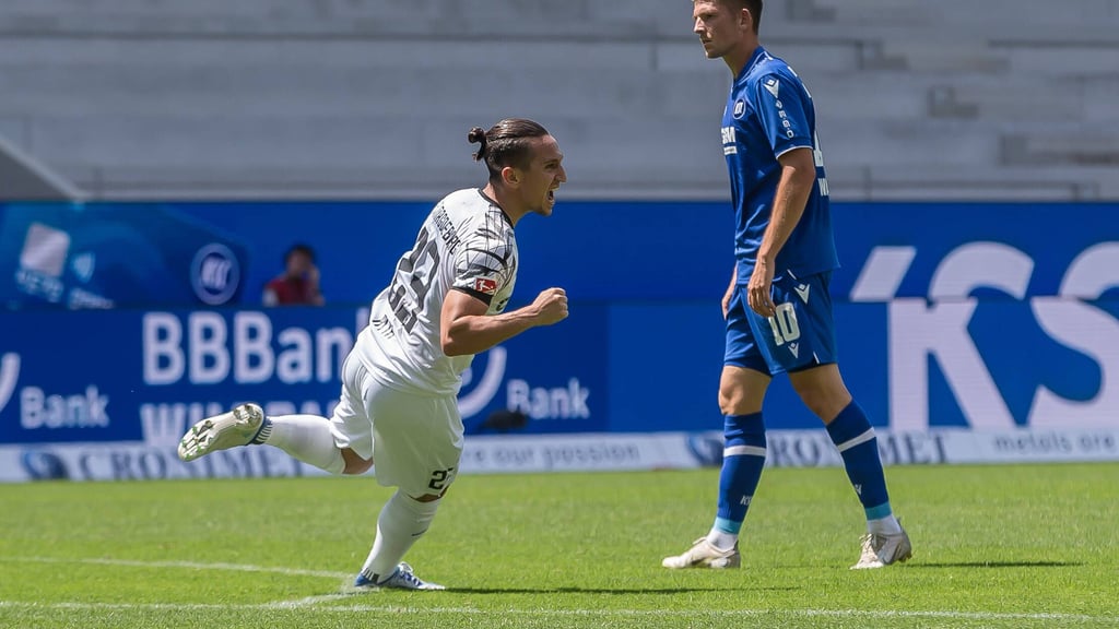 Energischer Jubel beim Unterschiedsspieler des 1. FC Magdeburg: Baris Atik (l.). Der 27-Jährige traf zum zwischenzeitlichen 2:0 gegen den Karlsruher SC und Marvin Wanitzek. Am Ende waren die ersten drei Punkte am 2. Spieltag in der 2. Bundesliga im Kasten.