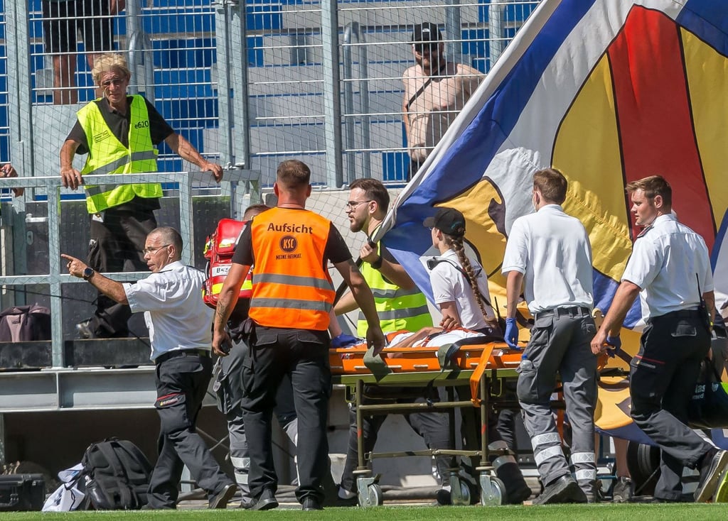 1. FC Magdeburg-Spieler Jamie Lawrence brach nach dem Spiel gegen den Karlsruher SC zusammen und musste behandelt werden.