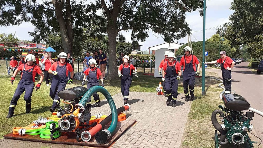 111 Jahre Feuerwehr Altenklitsche Mitte Juli 2022: Die Zuschauer waren von dem Können der Wehren beeindruckt. Beim Löschangriff „Nass“ rangen sieben Ortswehren um das Prädikat „Beste Mannschaft“. Gewonnen haben die Schlagenthiner Brandschützer.