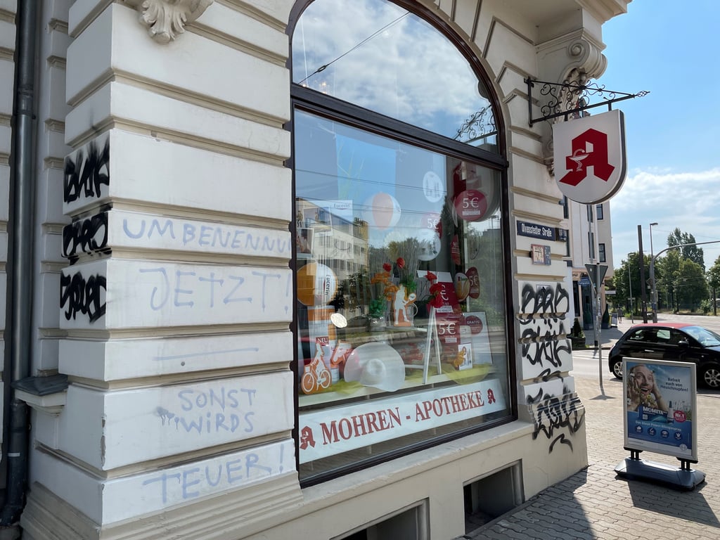 Die Mohren-Apotheke in Magdeburgs Stadtteil Stadtfeld-Ost ist erneut beschmiert worden. Erst im April 2022 war sie mit einem Schriftzug wegen des Namens bedroht worden.