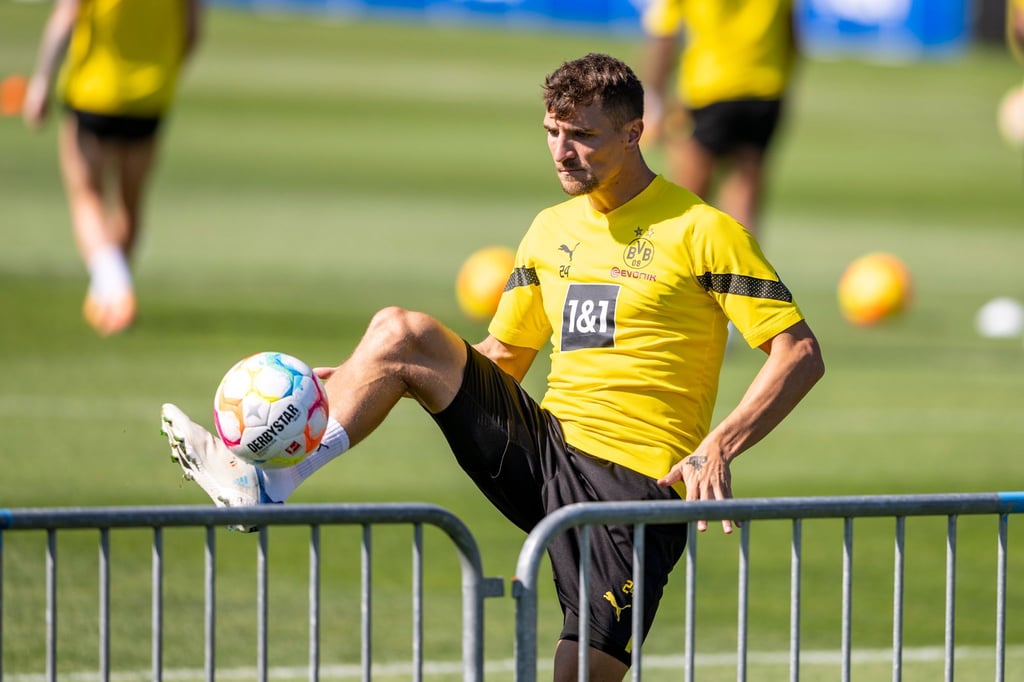 Thomas Meunier hat während des BVB-Trainigs den Ball am Fuß.