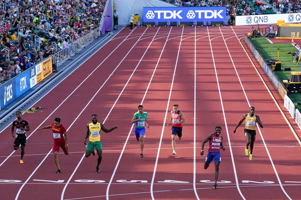 Der US-Amerikaner Noah Lyles (2.v.r) gewinnt einen Lauf im 200-Meter-Wettkampf der Männer.