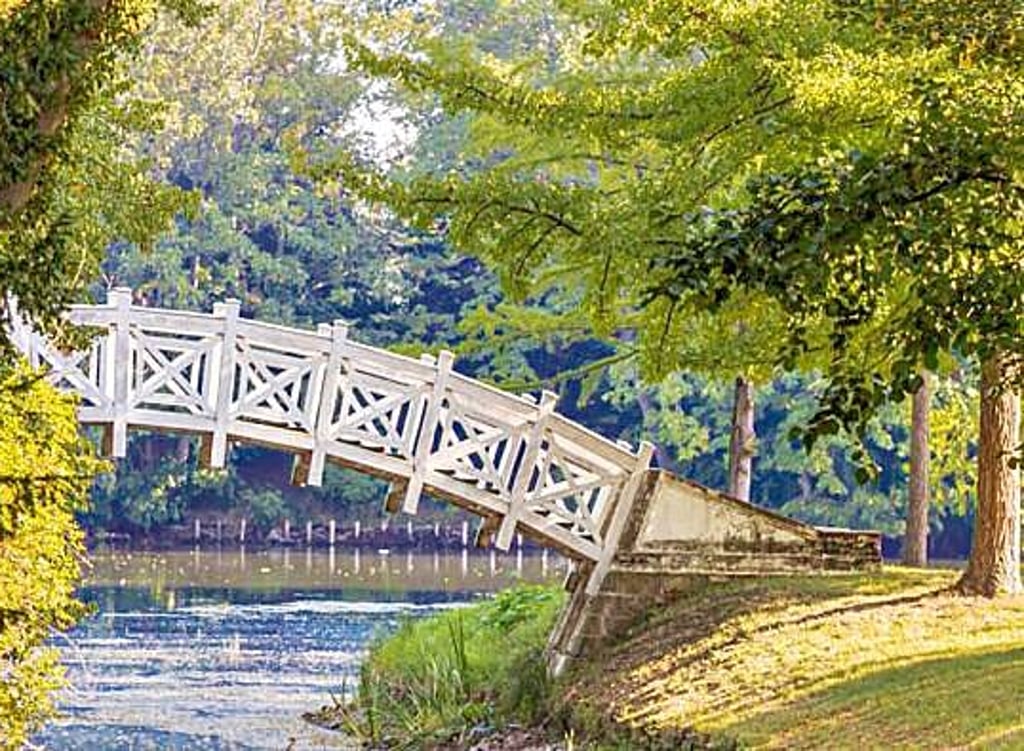 Blick auf die Weiße Brücke im Wörlitzer Park.