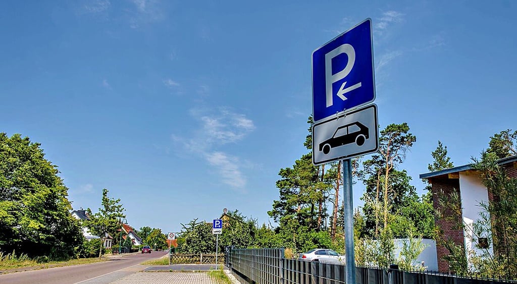 Nur für Pkw: Vor dem Friedhof in Abtsdorf wurden Schilder aufgestellt.