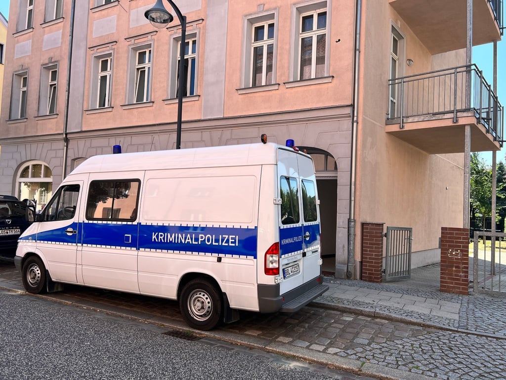 Ein Transporter der Kriminalpolizei steht nahe des Fundortes.