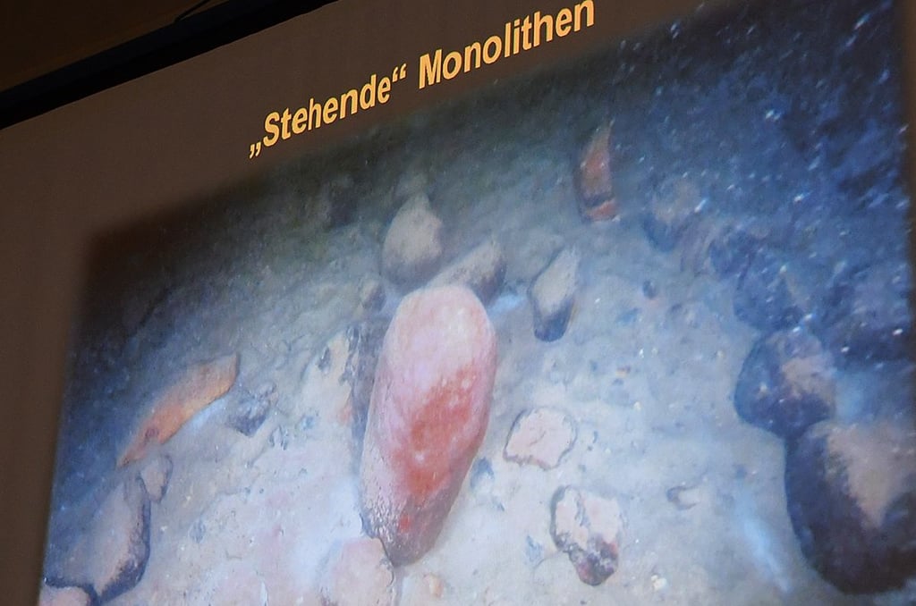 Dieses Bild von  stehenden Monolithen im Arendsee wurde während des Vortrages gezeigt. 