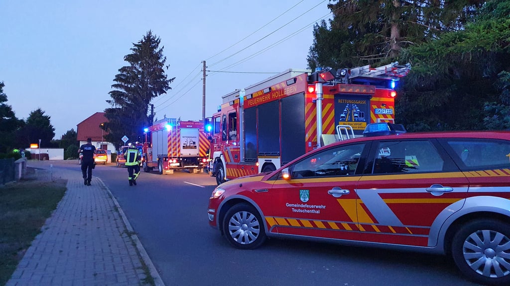 Polizei und Feuerwehr sperren den Gefahrenbereich ab.