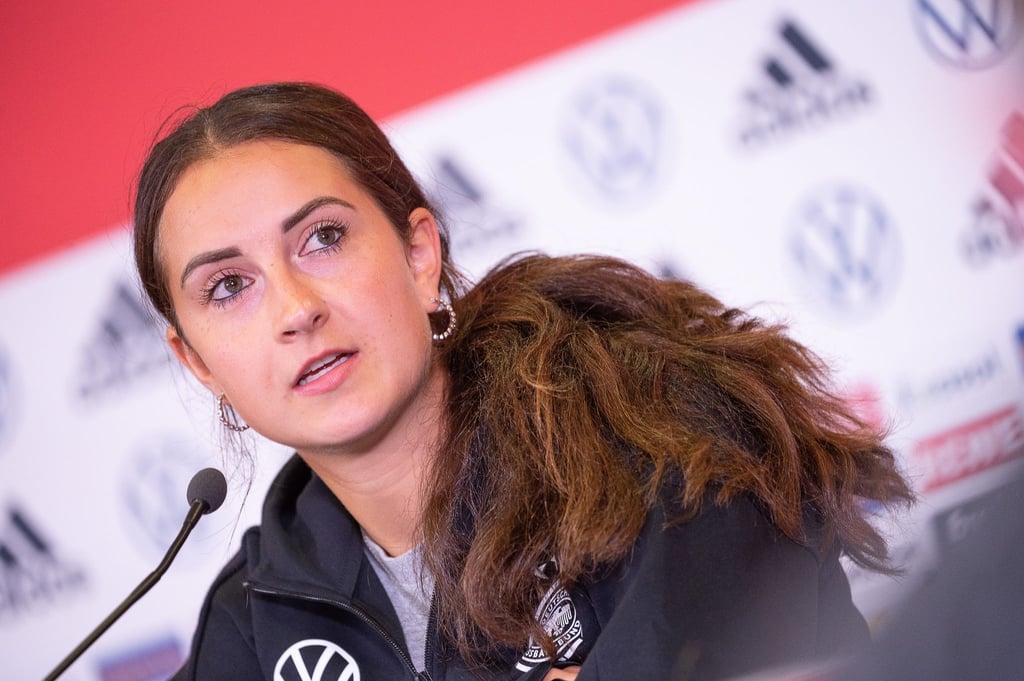 Nationalspielerin Sara Däbritz bei einer Pressekonferenz der DFB-Frauen.