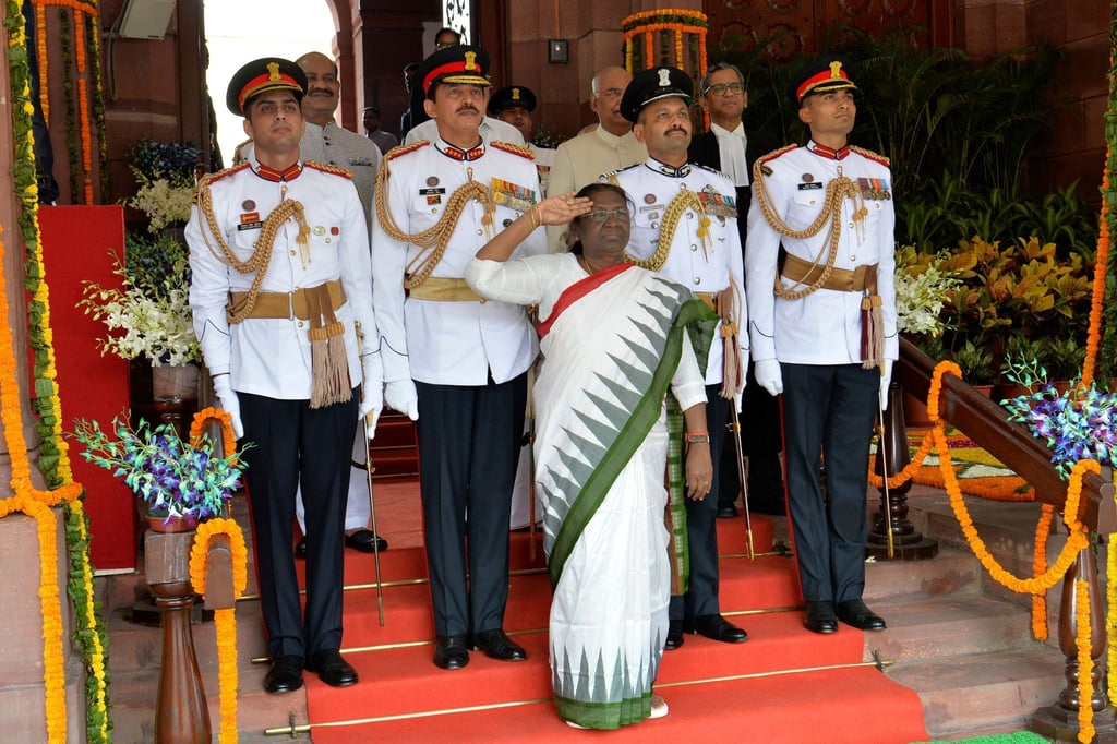 Indiens neue Staatspräsidentin Draupadi Murmu salutiert während ihrer Vereidigungszeremonie.