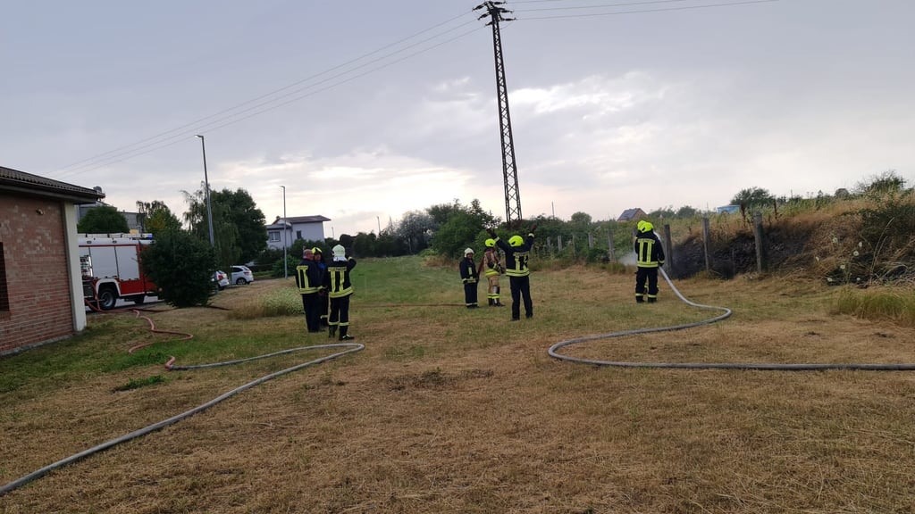 Ein Blitz schlug bei dem Unwetter in Könnern direkt neben dem Aldi-Markt ein. 