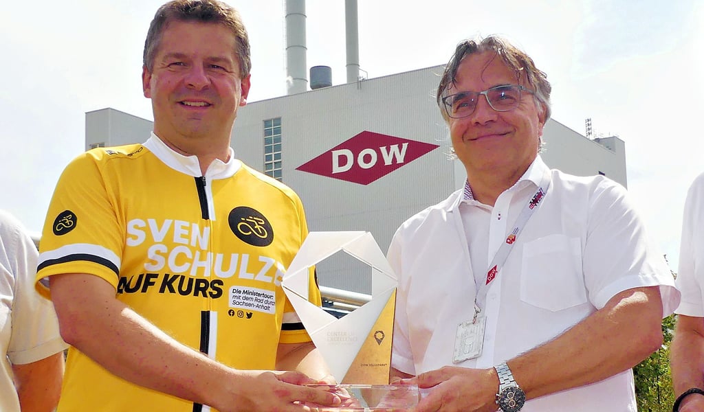 Aus den Händen von Wirtschaftsminsiter Sven Schulze (li.) erhielt Dow-Geschäftsführer Carlo de Smet die Auszeichnung.
