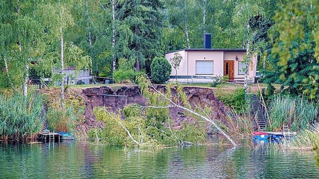 Der abgerutschte Uferbereich am Möhlauer See. In der Nähe des Campingplatzes „Seeidyll Möhlau“ gab es einen Erdrutsch.  