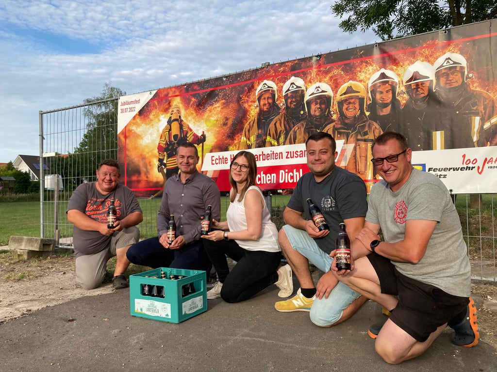 Freuen sich auf ein schönes Geburtstagsfest: René König, der stellvertretende Wehrleiter Sven Schreiber, Christin Blaßfeld vom Vorstand des Feuerwehr-Fördervereins, dessen Vorsitzender Nico Sünder und Wehrleiter Carsten Töpe (von links)