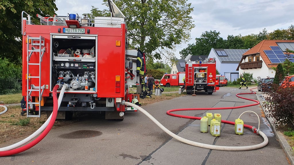 Feuerwehrfahrzeuge in Hohenweiden im Löscheinsatz.