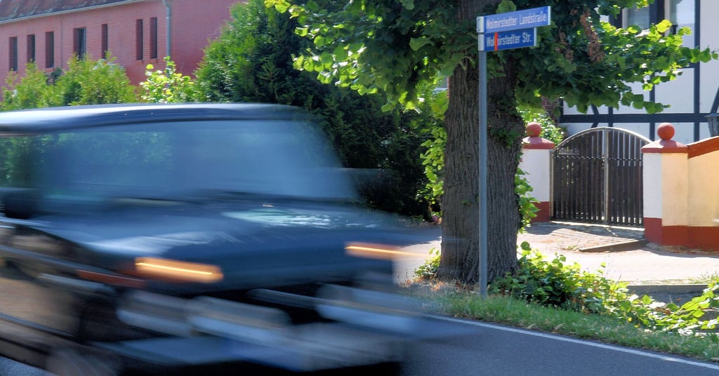 In der Wolmirstedter Landstraße in Glindenberg gilt eine Maximalgeschwindigkeit von 50 Stundenkilometern. Jetzt sollen "Achtung Kinder"-Schilder aufgestellt werden.