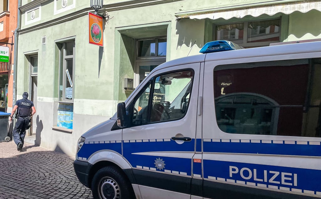 In der Naumburger Salzstraße durchsuchten Polizeikräfte am Dienstag Wohn- und Geschäftsräume.