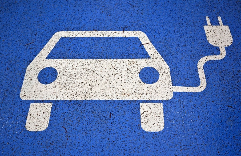 Ein Piktogramm zeigt ein E-Auto: Käufer von Elektroautos sollen künftig weniger Unterstützung vom Staat bekommen.