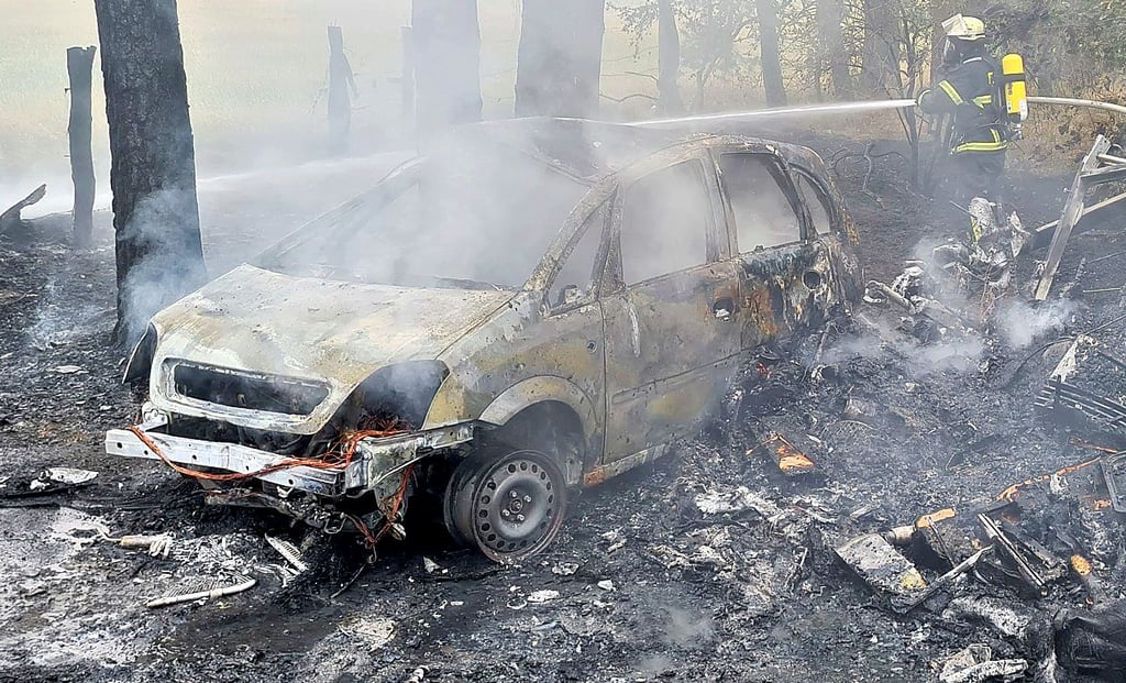 Blick auf das Auto. Der Wagen war von der Straße abgekommen und umgehend in Flammen aufgegangen.