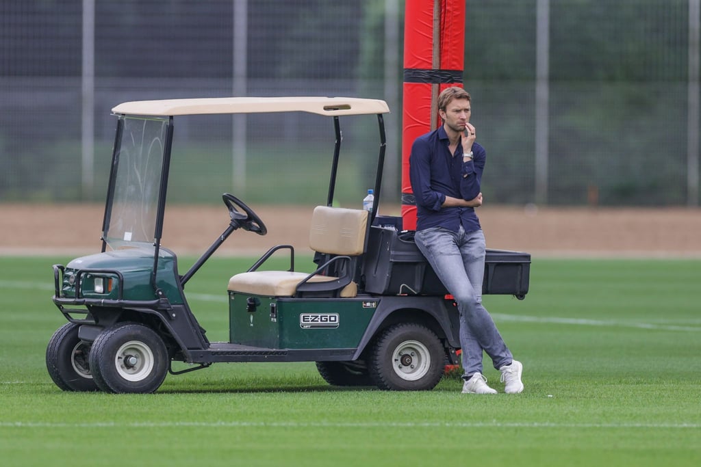 Leverkusens Sport-Geschäftsführer Simon Rolfes schaut den Bayer-Profis beim Training zu.