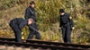 Die Bundespolizei sucht nach Hinweisen auf Täter, die mit Steinen und einem Fahrrad die Bahngleise bei Oschersleben manipuliert haben.