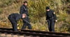 Die Bundespolizei sucht nach Hinweisen auf Täter, die mit Steinen und einem Fahrrad die Bahngleise bei Oschersleben manipuliert haben.