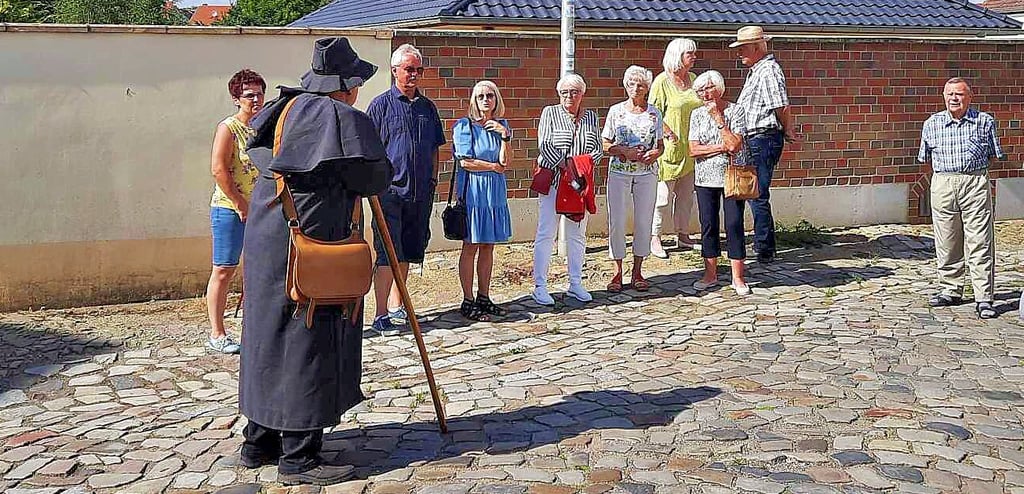 Ortschronist Jürgen Dürrmann führt während des Schäferrundgangs Gäste durch Dahlenwarsleben. Dabei unterhält er die Teilnehmerinnen und Teilnehmer mit historischen Details und zahlreichen Anekdoten.