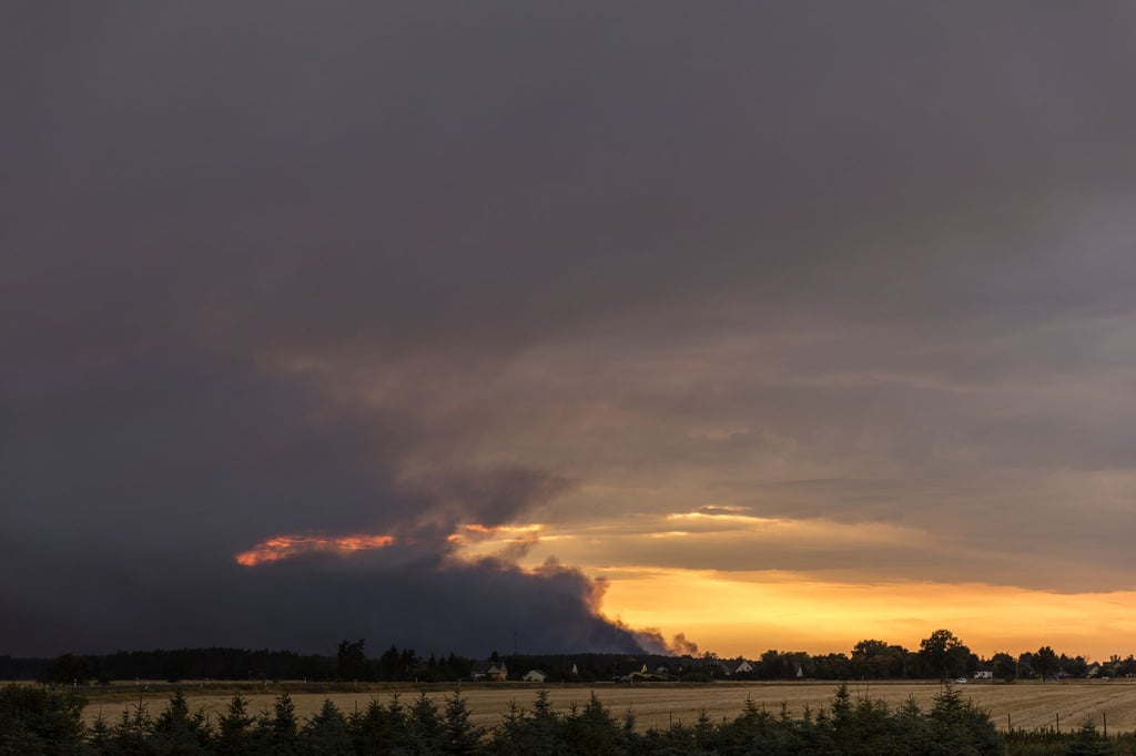 Rauch von Wald- und Gebäudebränden verdeckt teilweise den Sonnenuntergang.