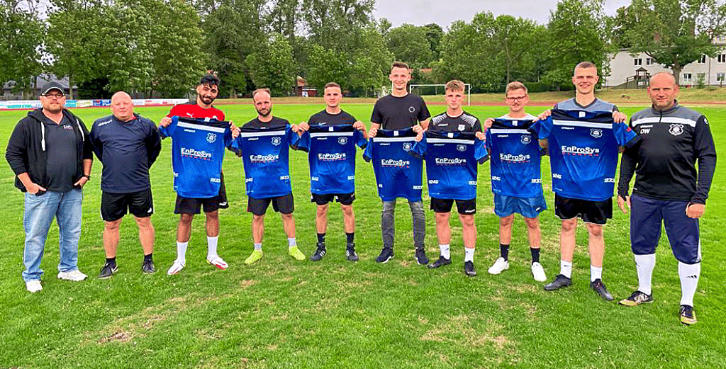Bei der Vorstellung begrüßten VfB-Coach Dennis Wanzek (r.), sein neuer Co-Trainer Holger Gummert (2. v. l.) und Sponsor Norman Sommer (l.) sieben Neuzugänge: Ahmed Arafat Mahmoud, Martin Hellmund, Maurice Schumann, Joe Köhler, Florian Schulze, Julian Matlach und Jonas Nicoll (v. l.). Es fehlte Julian Schneider.