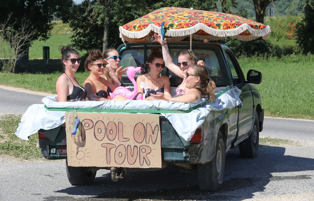 So lässt es sich aushalten: Sechs junge Frauen haben die Ladefläche eines Pick-up Transporters mit Folie ausgelegt, anschließend mit Wasser gefüllt und daraus einen mobilen Pool gebaut.