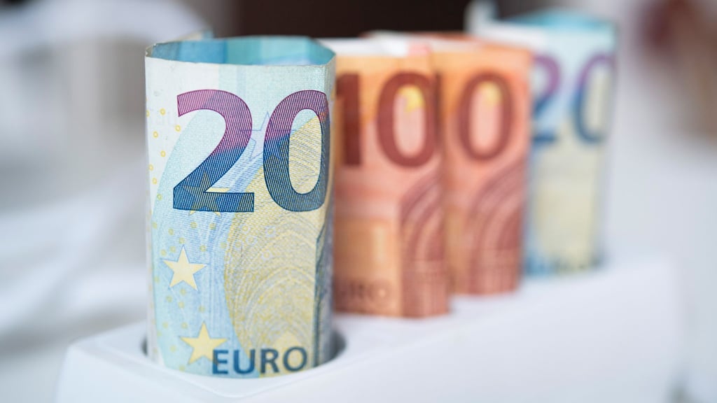 Steuerzahlerinnen und Steuerzahler erhalten wegen der stark gestiegenen Energiekosten einen finanziellen Ausgleich: die Energiepreispauschale.