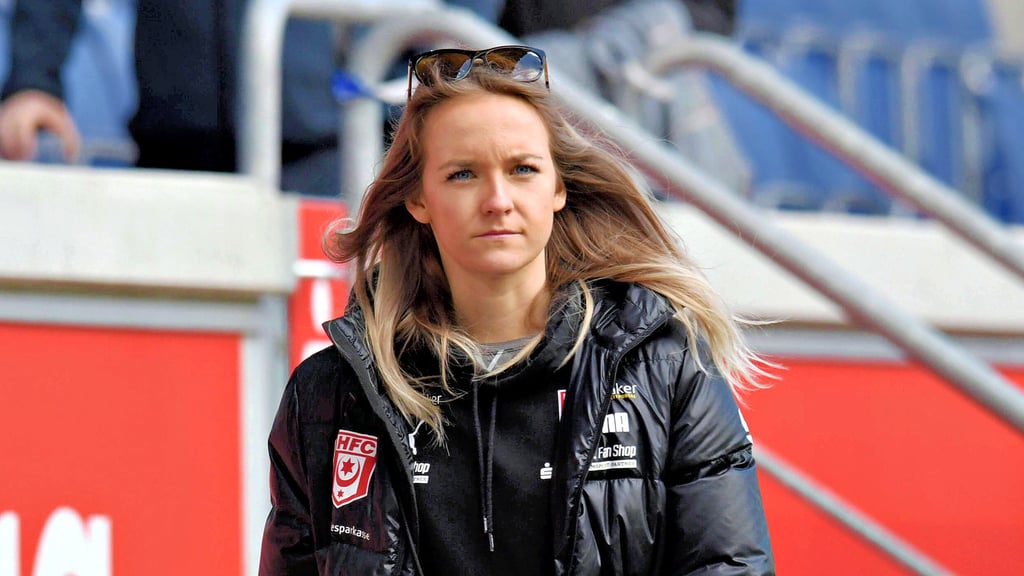 Lisa Schöppe nimmt die Fans via Instagram und Co. mit zu den Spielen des HFC.
