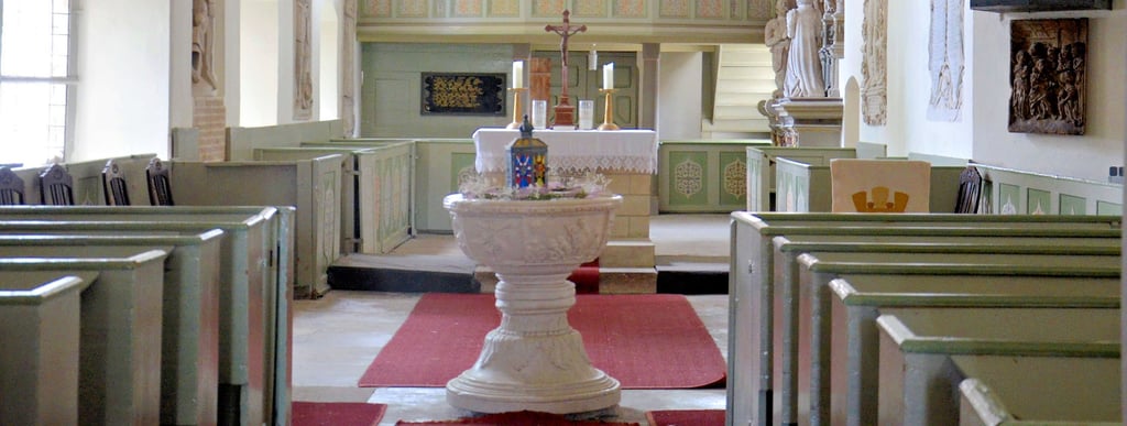 Das Kirchenschiff der St. Nikolaikirche Kalbe besticht durch Schlichtheit und zeigt dennoch seine Schönheit. Der Altar ist einfach gehalten. In der Mitte befindet sich der Taufstein, der vermutlich aus dem 16. Jahrhundert stammt.