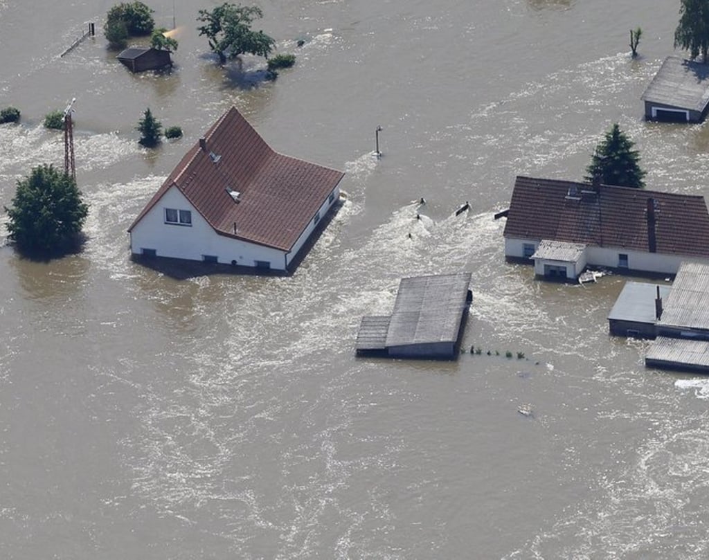 Durch einen Deichbruch überflutete Häuser am 11. Juni 2013 im ostelbischen Fischbeck.