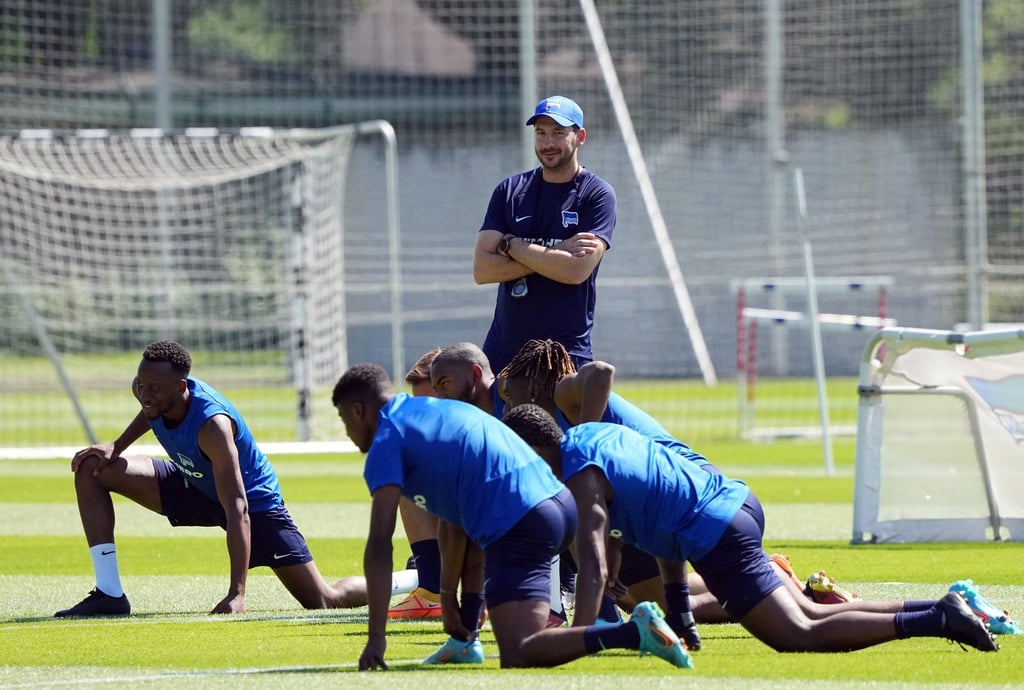 Herthas Trainer Sandro Schwarz beobachtet seine Spieler beim Training.