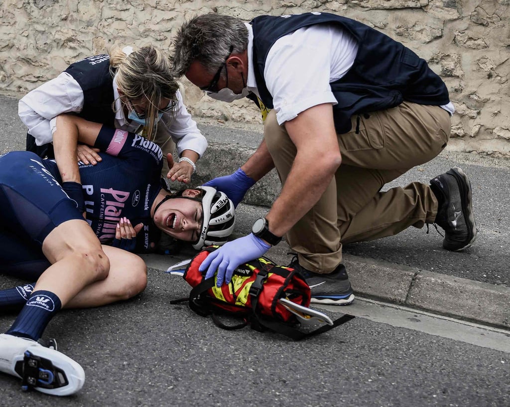 Verletzte sich beim schweren Massensturz auf der 2. Etappe erheblich: Die deutsche Fahrerin Laura Süßemilch.