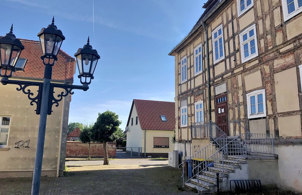 Das Areal zwischen dem Sandauer Rathaus und dem Nebengebäude auf dem Hof bleibt nun doch frei: Der hier erst geplante Treppenturm soll aus Kostengründen entfallen.