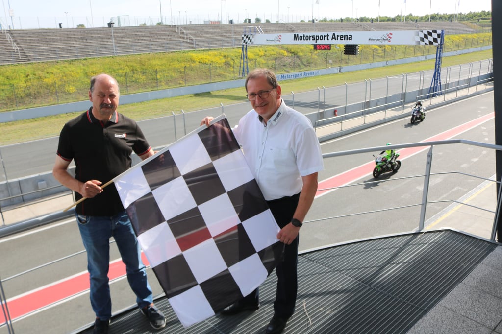 Torsten Schubert (r.) und Geschäftsführer des Börde-Kurses, Ralph Bohnhorst in der Motorsport-Arena Oschersleben.