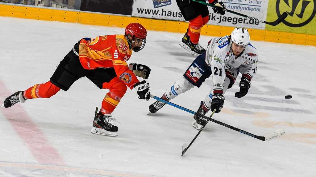 Jeroen Plauschin (r.), hier 2021 im Trikot der Jung-Eisbären.