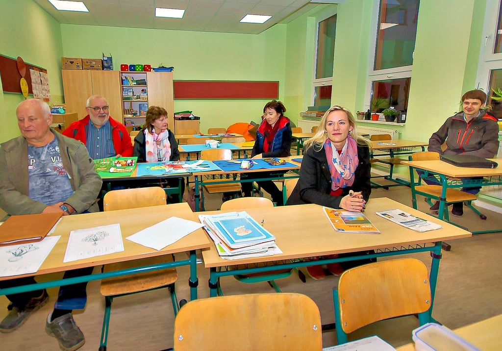 Nach der Sanierung der Grundschule in Nonnewitz hatten sich die Ortsräte in dem Gebäude umgeschaut. Die neue Umgebung täuscht aber nicht darüber hinweg, dass in der Bildungseinrichtung Lehrer fehlen.