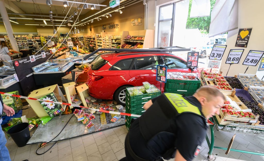 Ein Kleinwagen steht nach einem Unfall im Fenster eines Edeka-Supermarktes in Braunschweig.