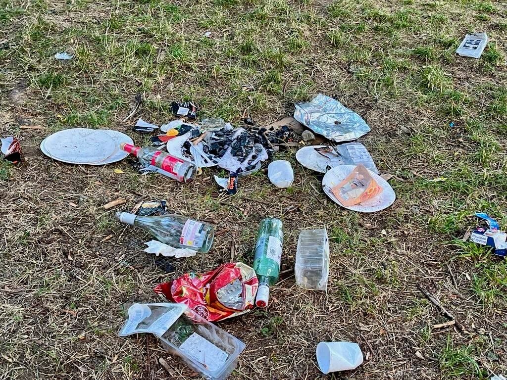 An zahlreichen Stellen am See bleibt der Müll der Besucher zurück.